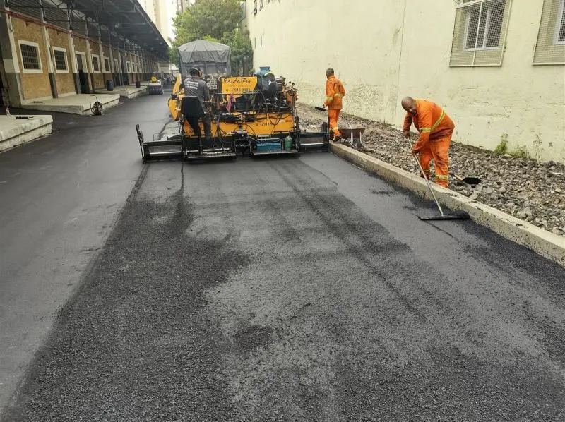 Aplicação de asfalto cbuq